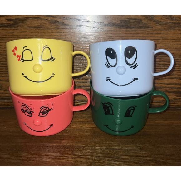 Kitschy Smiley Face Plastic Cups 1970's 3D Nose Dolce Vita - Picture 1 of 7